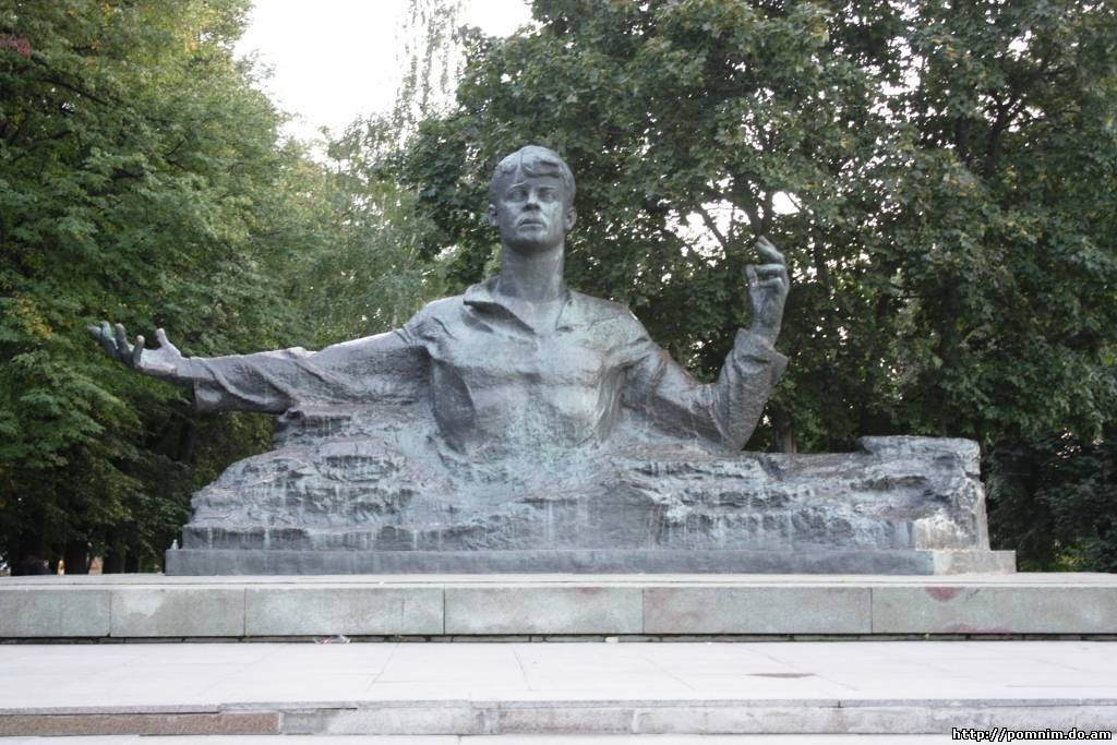 Памятник Людмиле Зыкиной на Новодевичьем кладбище
