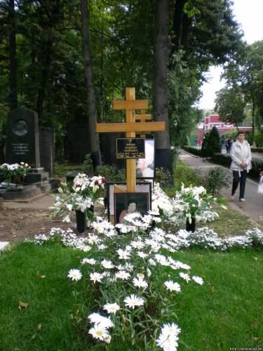 Могила Людмилы Зыкиной на Новодевичьем кладбище до 2012 года