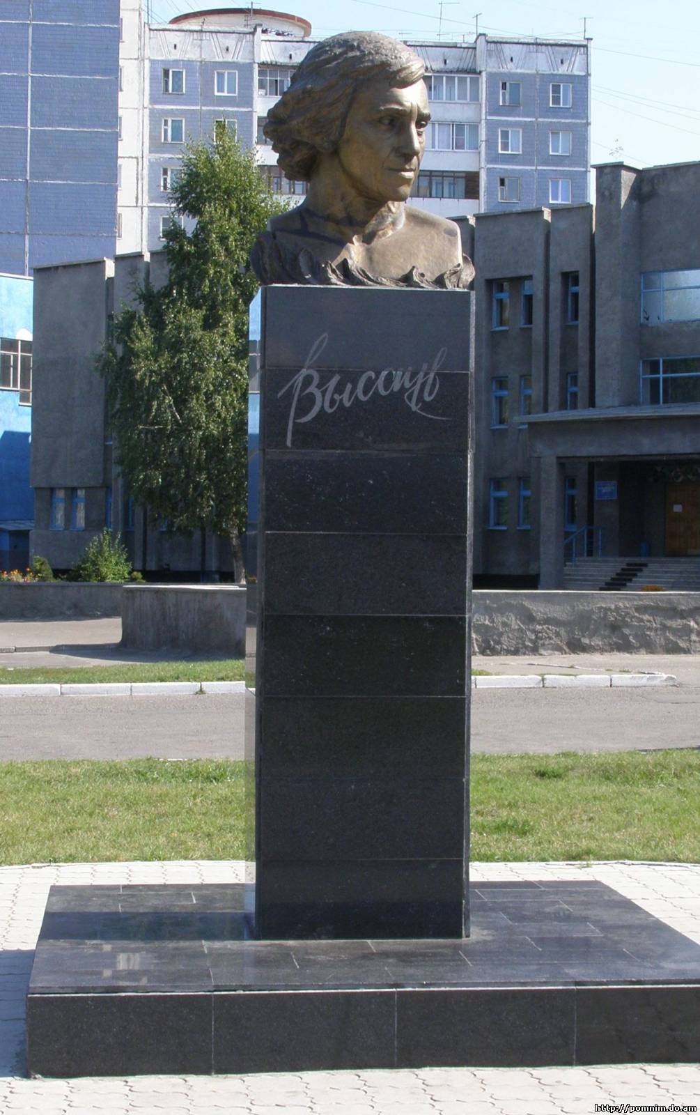 Бюст Высоцкому рядом с главным корпусом АлтГПА на улице Молодежной, г. Барнаул