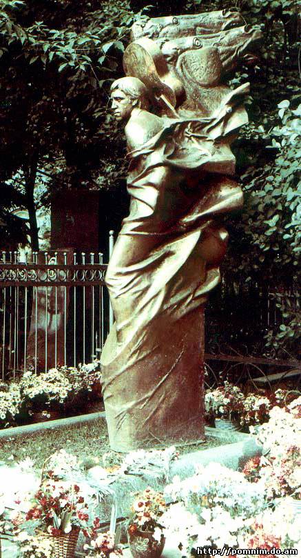 Памятник на могиле Высоцкого на Ваганьковском кладбище. Скульптор — А. Рукавишников